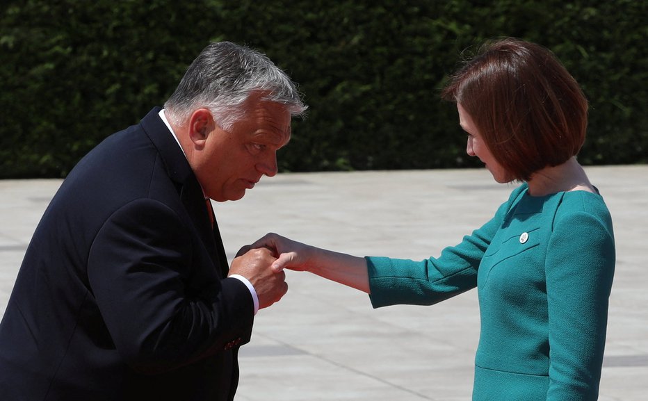 Fotografija: Madžarski premier Viktor Orbán in predsednica Moldavije Maja Sandu. FOTO: Vladislav Culiomza Reuters