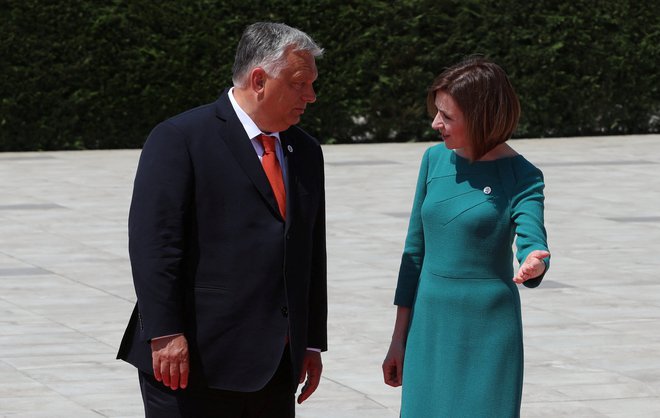 Sandujeva se je odločila zavrniti Orbánov poljub. FOTO: Vladislav Culiomza Reuters