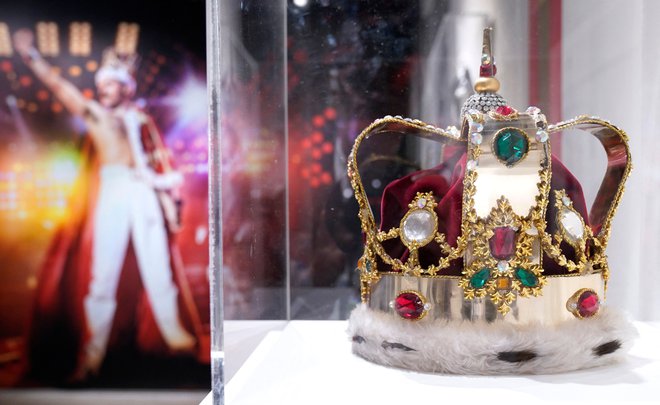 Na dražbi bo tudi krona, ki jo je nosil na svojem zadnjem koncertu s Queeni. FOTO: Timothy A. Clary/AFP