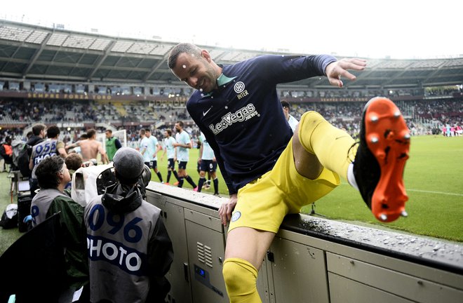 Vratar Interja Samir Handanović se je po zmagi v Torinu zahvalil navijačem. FOTO: Massimo Pinca/Reuters