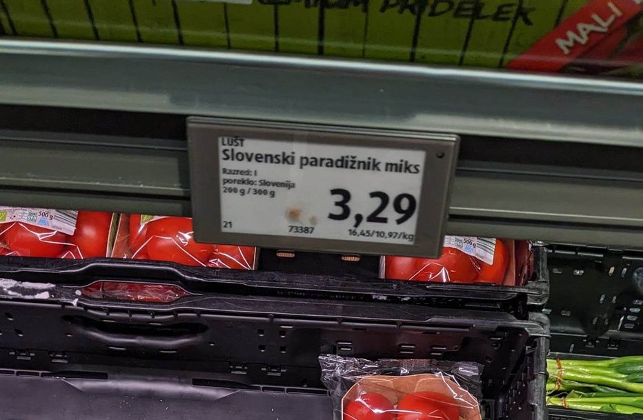 Fotografija: Cena, preračunana na kilogram paradižnika, je osupnila bralca, saj je presegla 16 evrov. FOTO: Bralec