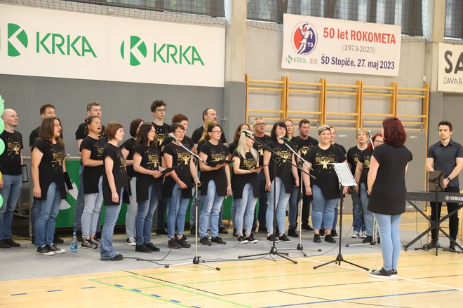 Ker je Krka že tri desetletja sponzor novomeških rokometašic, je na slovesnosti zapel tudi Pevski zbor Krka. FOTO: Tanja Jakše Gazvoda