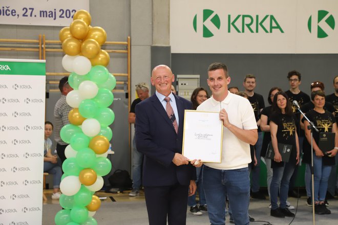 Podžupan Mestne občine Novo mesto Urban Kramar je izročil priznanje predsedniku kluba Franciju Bačarju. FOTO: Tanja Jakše Gazvoda