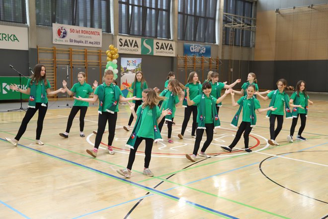 Plesno-navijaška skupina Osnovne šole Stopiče Klepetulje že vrsto let sodeluje z rokometašicami, vodi jih Brigita Prus. FOTO: Tanja Jakše Gazvoda