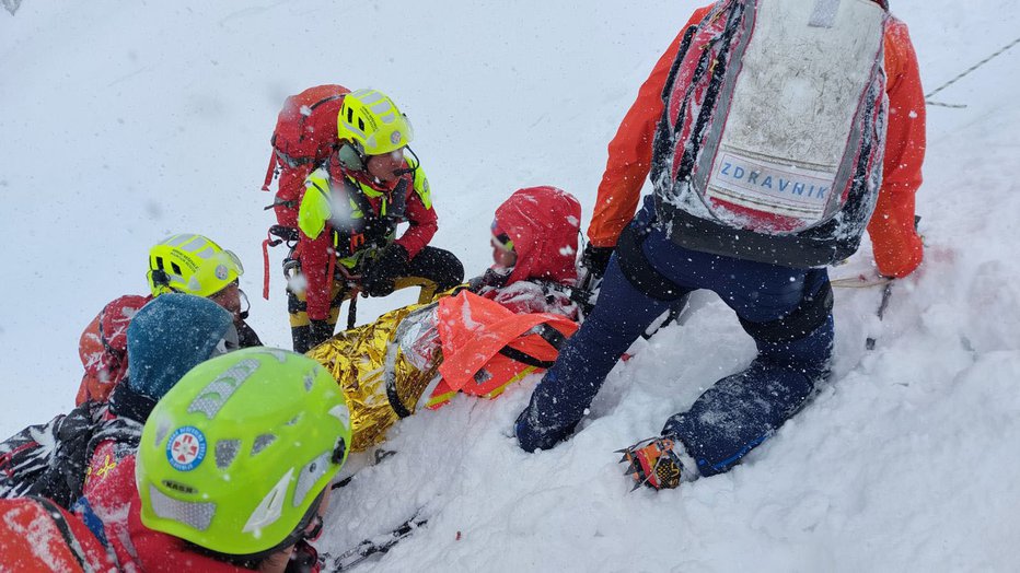 Fotografija: Poškodovanih je bilo pet udeležencev zimske ture. FOTO: GRS Kranj