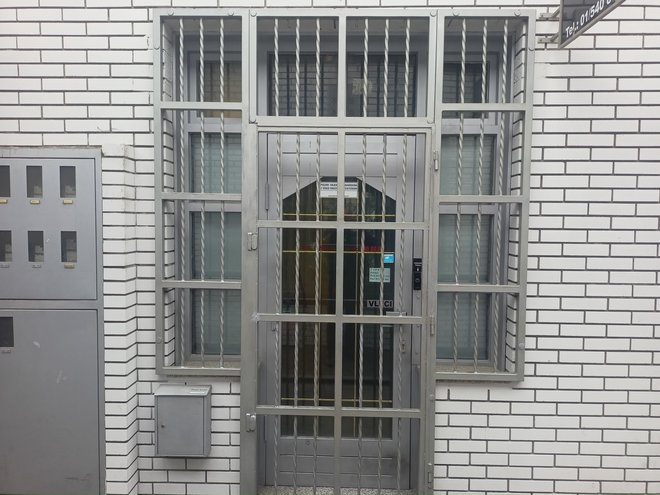 Vhod v zastavljalnico, ki je uradno zaprta od leta 2019.