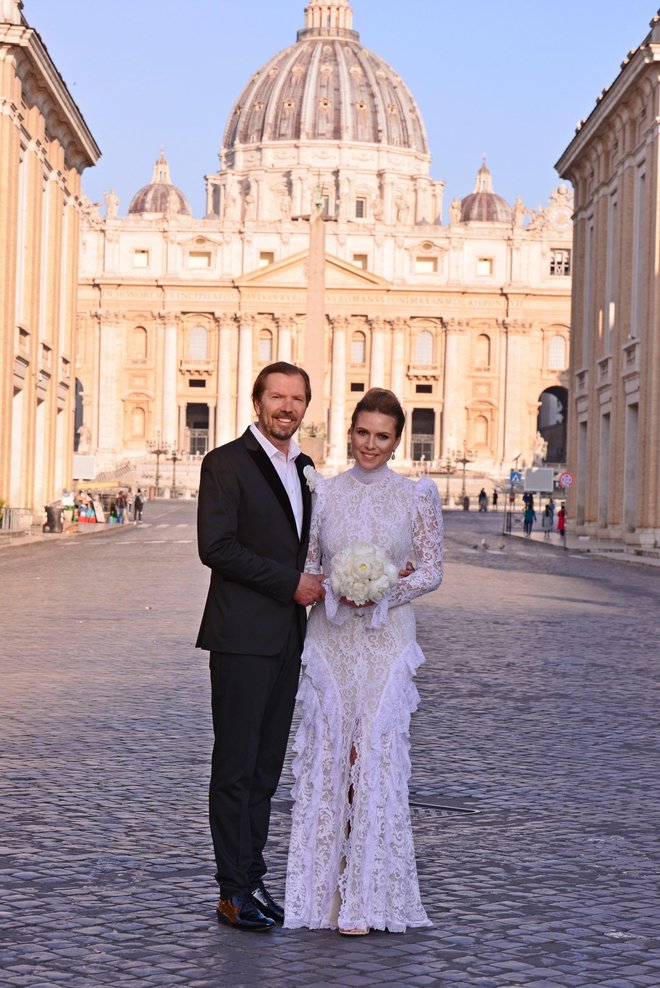 Kot prvi slovenski par sta za cerkveno poroko izbrala kar baziliko sv. Petra v Vatikanu.