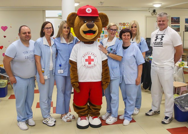 Ekipa UKC Maribor je zbrala 70 enot krvi za 70 let krvodajalstva in si prislužila medveda. FOTOGRAFIJE: Aleš Černivec
