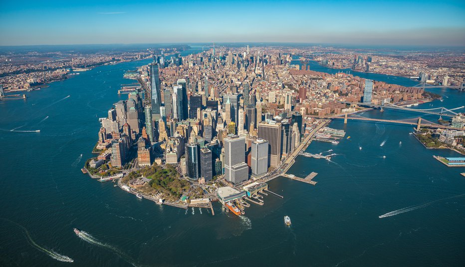Fotografija: New York sestavlja okoli milijon stavb, ki tehtajo več kot 762 milijard ton. Gladina morja se ob njem dviguje dvakrat hitreje od svetovnega povprečja. FOTO: Getty Images/iStockphoto