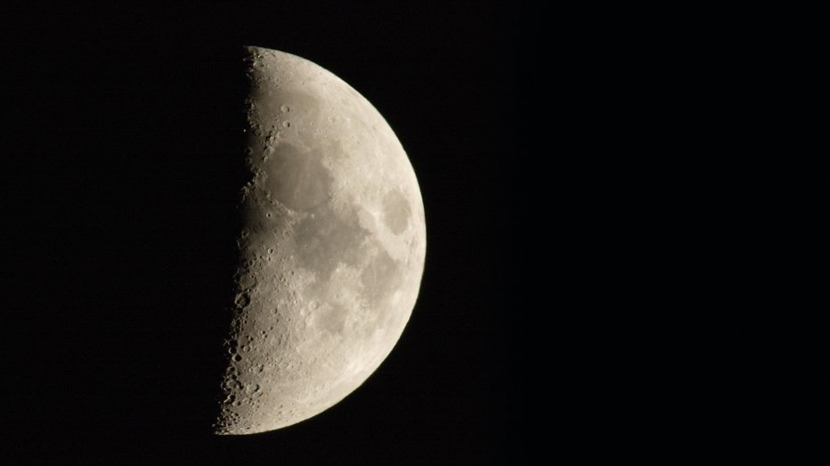 Fotografija: Luna se od mlaja počasi debeli. FOTO: Valentynvolkov/Getty Images