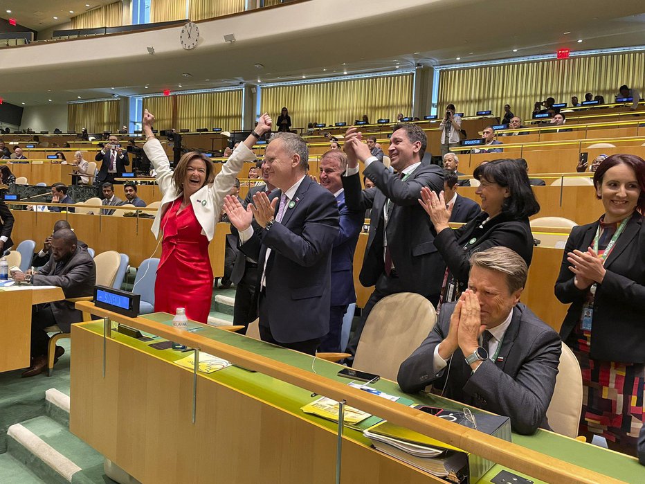 Fotografija: Veselje slovenske delegacije po izvolitvi Republike Slovenije v Varnostni svet Združenih narodov. FOTO: Tanja Fajon/twitter
