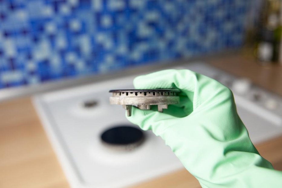 Fotografija: Čiščenje štedilnika ni mačji kašelj, sploh, če je ta plinski. FOTO: Ikagadiy, Shutterstock