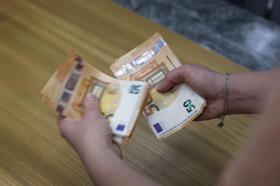 Fotografija: Banka Slovenije bo uvedla enotno omejitev razmerja med letnim stroškom servisiranja dolga in letnim neto dohodkom kreditojemalca. FOTO: Leon Vidic, Delo