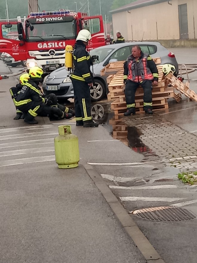Požrtvovalni gasilci so obvarovali avtomobile in okoliška poslopja. Fotografiji: Nada Černič Cvetanovski