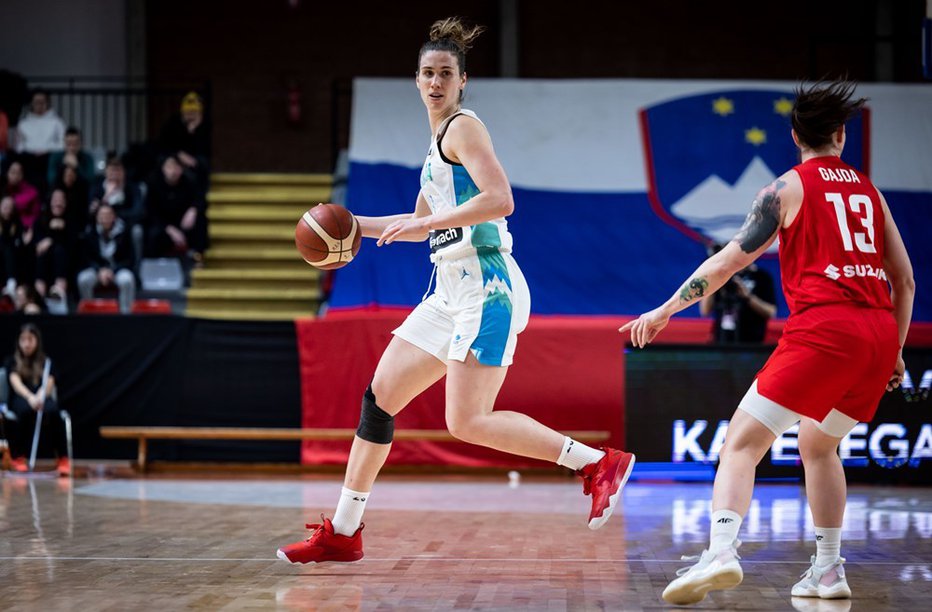 Fotografija: Eva Lisec bo tako kot Teja Oblak in Tina Jakovina četrtič igrala na evropskem prvenstvu. FOTO: FIBA
