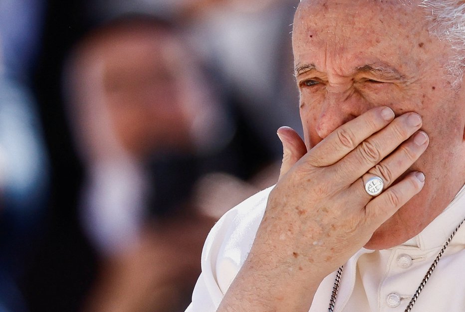Fotografija: Papež Frančišek je moral na operacijo. FOTO: Yara Nardi Reuters