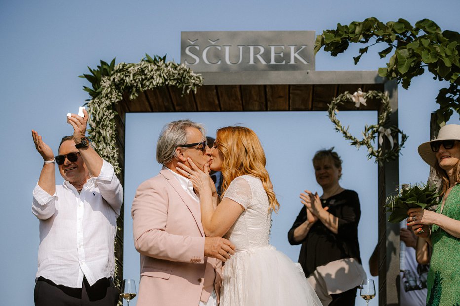 Fotografija: S poljubom sta zapečatila poročni obred.