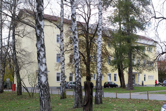 Vlada je svoje predstavnike v svetu Psihiatrične klinike Ljubljana razrešila dan po tistem, ko so svetniki po sredini obravnavi očitkov o domnevnem nasilju na kliniki sporočili, da vodstvu klinike zaupajo. FOTO: Marko Feist 