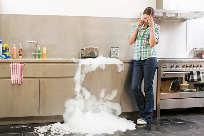 Da se ne bi zgodilo to, detergentu za ročno pomivanje dodamo sodo bikarbono. FOTO: Getty Images