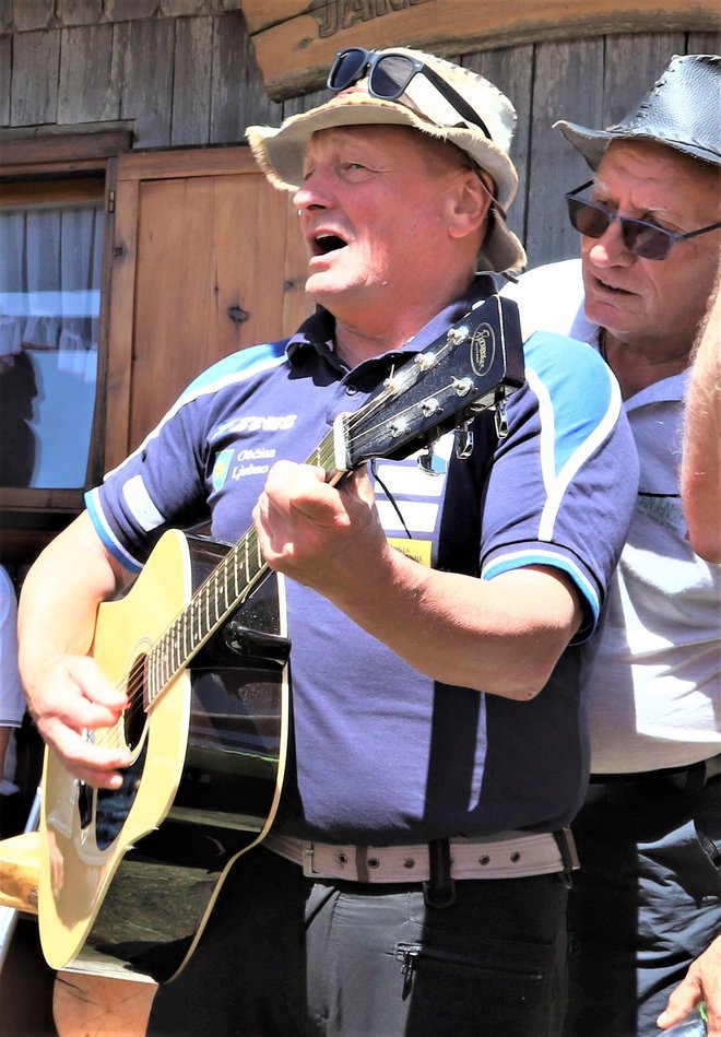 Ko župan zaigra na kitaro in vzame stvar v svoje roke ... FOTO: Jože Miklavc