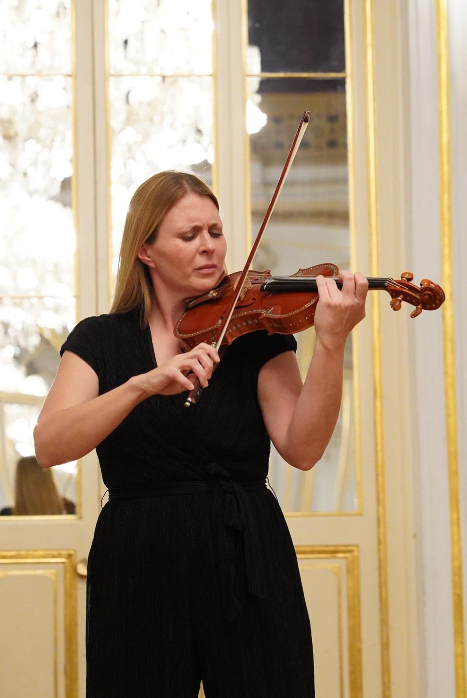 Fotografija: Oksana Pečeny je občinstvu na prestižni violini zaigrala tri skladbe.