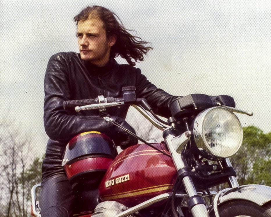 Fotografija: Jani Štefanec 1976. Z vetrom, takrat še v laseh. FOTO: MOTORJI.SI