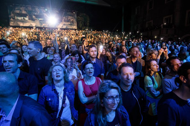 Nepregledna množica je uživala v maratonskem koncertu slovenskih glasbenih legend.