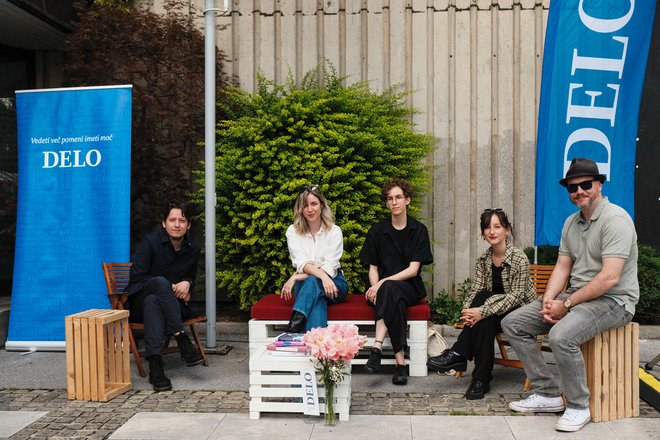 Pogovarjali so se o mladih in njihovem literarnem ustvarjanju, z leve: Benjamin Zajc, Pia Prezelj, Eva Ule, Neža Kokol in Andrej Predin.