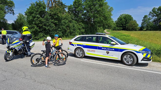 Vožnja sredi ceste in poziranje pred prijaznimi policisti. Zakon! FOTO: Mitja Felc