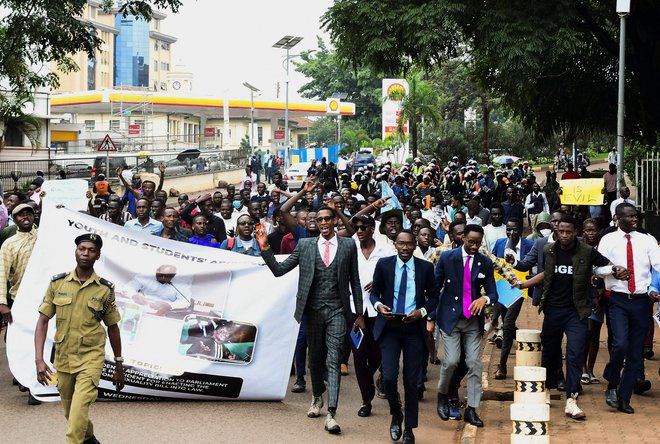 Shod ugandskih študentov na ulicah Kampale v podporo novemu zakonu in predsedniku Museveniju FOTO: Abubaker Lubova/Reuters