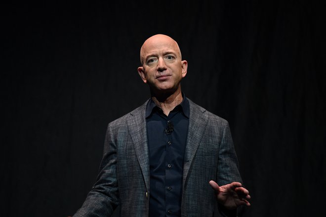 Jeff Bezos je danes videti fit tudi v obleki.  FOTO: Clodagh Kilcoyne Reuters