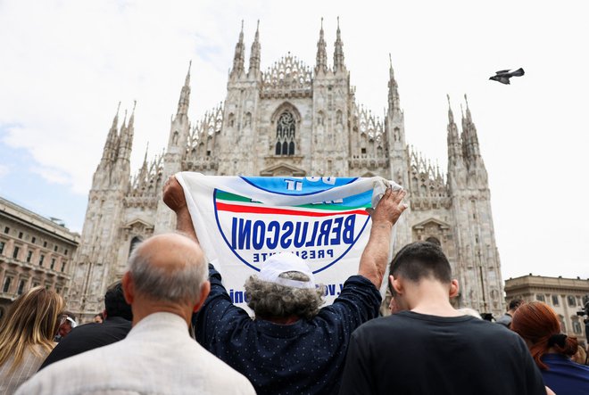 Z državnim pogrebom so se od nekdanjega premierja poslovili v milanski stolnici. FOTO: Claudia Greco/Reuters
