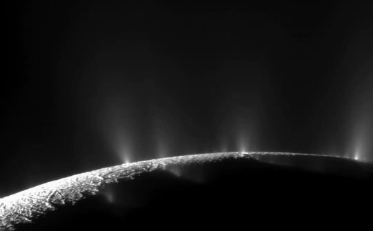 Gejzirji na južnem polu lune Enceladus skozi razpoke na površju v vesolje bruhajo ledene delce. FOTO: Nasa