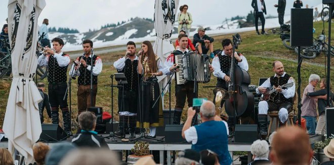 Ansambel Saša Avsenika (na fotografiji z nastopa v Avstriji) je pred tremi leti posnel Čebelarsko pesem, ki je himna Čebelarske zveze Slovenije.