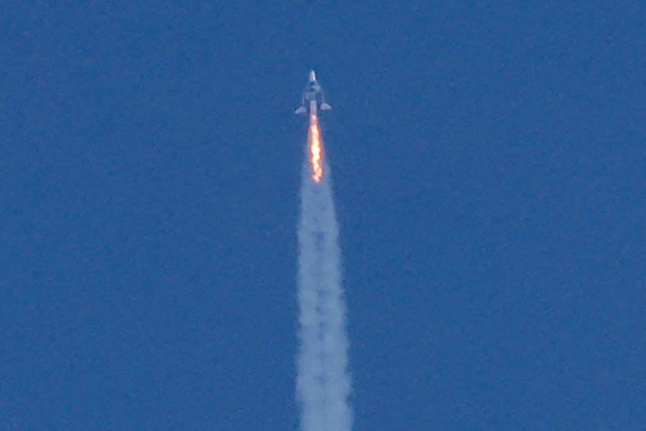 Fotografija: Tisti, ki si bodo podvig lahko privoščili, bodo lahko s podjetjem v vesolje poleteli v začetku avgusta.  FOTO: Joe Skipper, Reuters