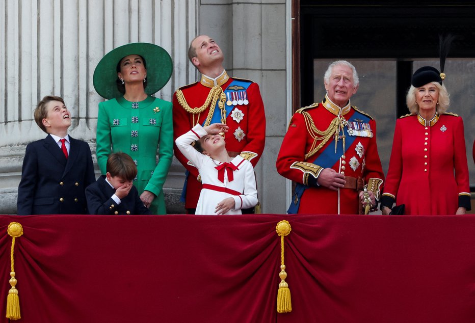 Fotografija: Kraljeva družina si je parado ogledala na balkonu Buckinghamske palače. FOTO: Toby Melville/Reuters
