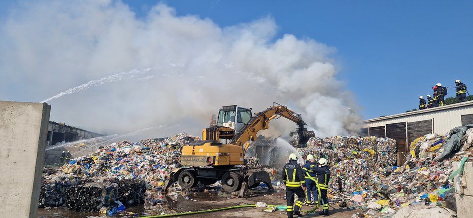 Fotografija: Požar na lenarški deponiji za zbiranje odpadkov. FOTO: Gasilska enota Sv. Ana