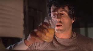 Fotografija: Obstaja legendarni prizor, v katerem Sylvester Stallone v liku Rockyja Balboe iz istoimenskega filma takoj po tem, ko se zbudi, razbije 5 svežih jajc in jih popije. FOTO: Getty Images/Info7