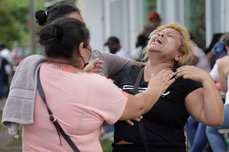 Fotografija: Pretreseni svojci žrtev
FOTOGRAFIJI: Fredy Rodriguez, Reuters