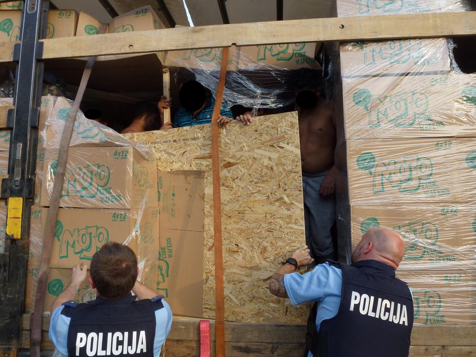 Fotografija: Migranti so lezli iz tovornjaka. FOTO: PU Murska Sobota