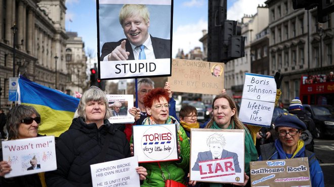 Protest Johnsonovih nasprotnikov v Londonu. FOTO: Reuters