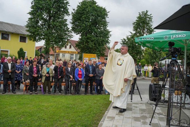 Ljutomerski župnik Goran Merica je ob vaškem žegnanju blagoslovil tudi obnovljeno kapelico. FOTO: R. B.