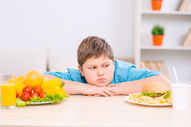 Najmlajše je treba vseskozi usmerjati v zdrave prehranske izbire. FOTO: Yacobchuk, Getty Images
