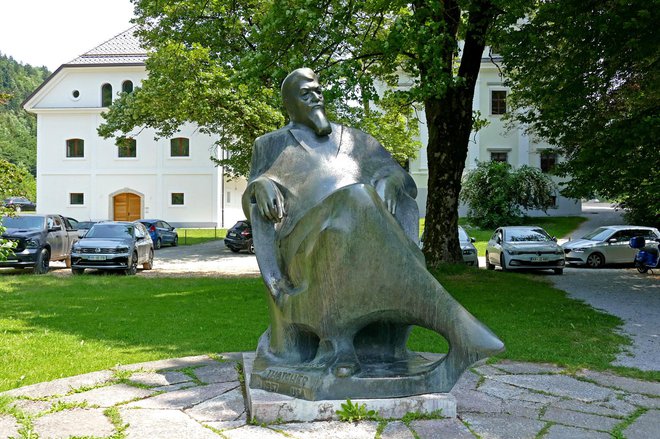 Der Schriftsteller blickt auf seine Heimatstadt Poljana.  FOTO: Primož Hieng