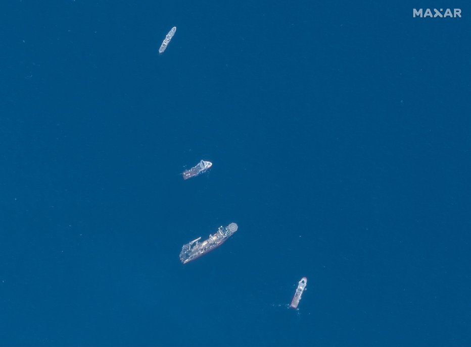 Fotografija: Satelitska slika prikazuje ladje, ki so sodelovale v iskalnih in reševalnih operacijah, povezanih s pogrešano podmornico Titan v bližini razbitin Titanika. FOTO: Maxar Technologies, Reuters