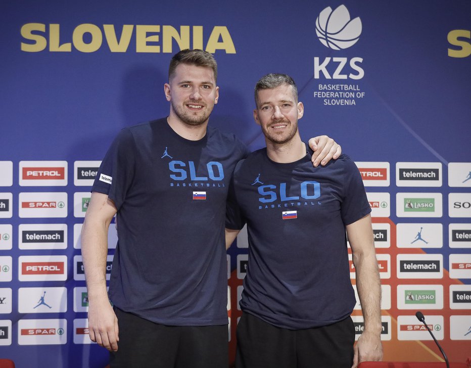 Fotografija: Goran Dragić (desno) je igral na treh svetovnih prvenstvih, Luka Dončić bo letos prvič dobil priložnost. FOTO: Jože Suhadolnik