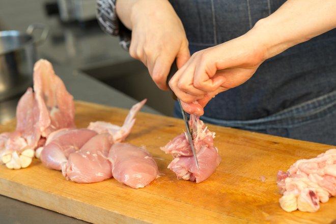 S kosov mesa, ki jih bomo dušili, je nabolje odstraniti kožo. FOTO: Guliver/Getty Images