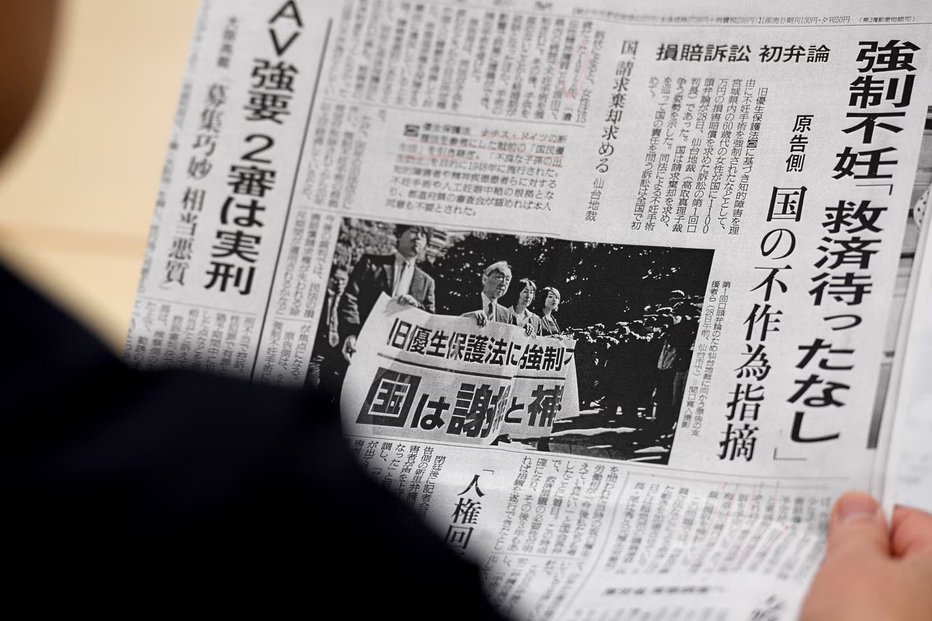 Fotografija: Sorodnica ene od žrtev japonskega zakona o evgeniki med prebiranjem članka o sterilizacijah pred srečanjem s poslanci leta 2018 FOTO: AFP/Getty Images