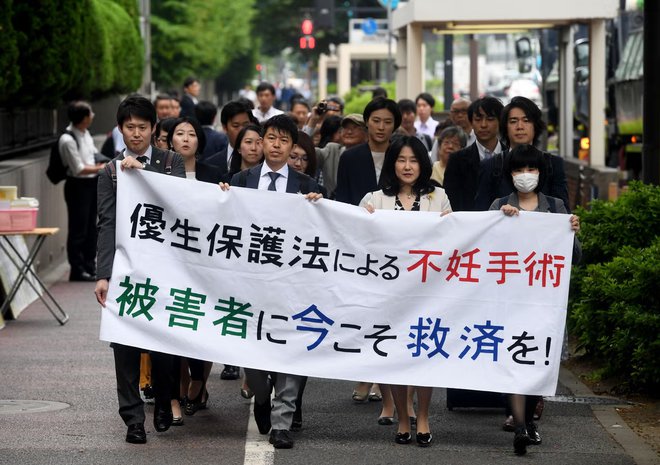 Odvetniki in svojci žrtev so med protesti v Tokiu leta 2018 zahtevali izplačilo poštenih odškodnin. FOTO: Tošifumi Kitamura/AFP/Getty Images