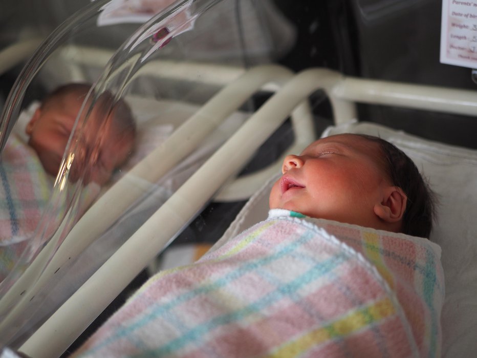 Fotografija: Lani se je v Sloveniji rodilo 9051 dečkov in 8576 deklic. FOTO: Wirestock Getty Images/istockphoto